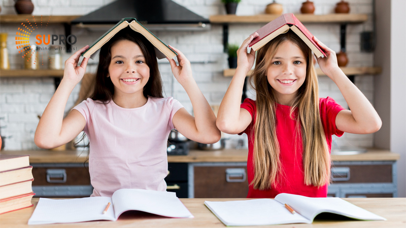 Trẻ từ 6-11 tuổi cần tập trung phát triển 4 kỹ năng: Nghe – Nói – Đọc – Viết thông qua các chủ đề